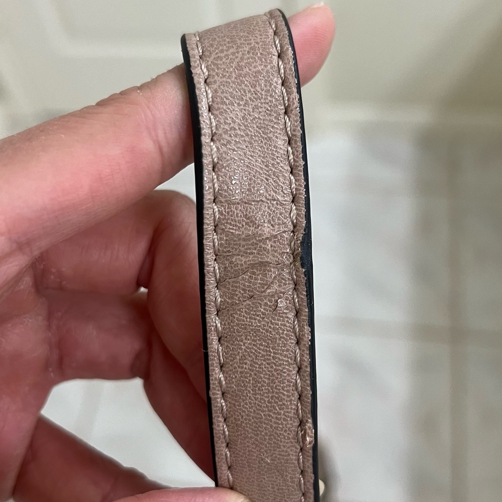 Guess - Picture 3 of 4
